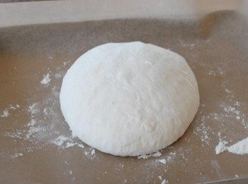 step3: 將麵糰放在灑有麵粉的枱上，用手大力搓8至10分鐘，至麵糰表面光滑不黏手