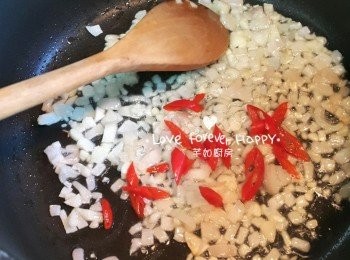 step6: 燒熱油鑊, 爆香蒜粒和指天椒粒