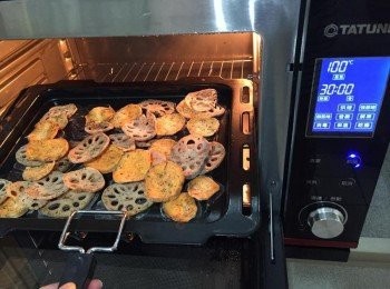 step6: 脫水乾燥後，預熱烤箱140度，再使用【烘烤】功能，上下管皆140度，烘烤約15-20分鐘，直到蔬果片表面有些焦黃即可