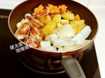 step1: 燒熱鑊煎香<a href="https://bit.ly/3zHU5V3" target="_blank" data-keyword="雞翼" class="guide-link"><strong>雞翼</strong></a> <span style="display:inline-block;vertical-align:middle;margin-top:-3px;color:initial;border-radius:3px;padding:2px 3px;font-size:12px;line-height:14px;background:#87d300;color:#fff;">即買</span> 薯仔 ,再放洋蔥一起煎。至<a href="https://bit.ly/3zHU5V3" target="_blank" data-keyword="雞翼" class="guide-link"><strong>雞翼</strong></a> <span style="display:inline-block;vertical-align:middle;margin-top:-3px;color:initial;border-radius:3px;padding:2px 3px;font-size:12px;line-height:14px;background:#87d300;color:#fff;">即買</span> 二面金黄色。