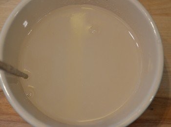 step2: 先將蒟蒻粉加水拌勻。