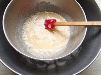 step6: 另準備一個大調理碗,放入大量冰塊及水,當蛋奶醬完成時,用濾網勺子再次過濾至剛才的調理碗裡(裝蛋黃及砂糖的調理碗),馬上隔冰水降溫。