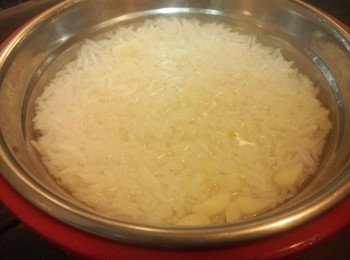 step8: 白米蒸煮約 10 分鐘, 打開鑊蓋, 水份已經退到飯面