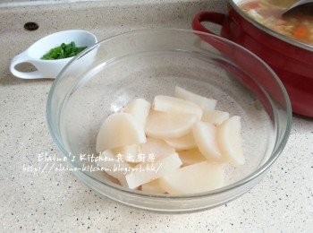 step8: 1 1/2小時後將牛展取出切成件 , 牛肉湯內的白蘿蔔片盛起放入大碗內