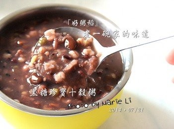step6: 煮一碗家的味道‧‧‧

這碗《黑糖珍寶十穀粥》健康‧美味‧養生又消暑
在這麼個炎熱的正午時分
來碗帶著濃郁黑糖與穀物香氣的甜品粥
孩子不只是胃口大開，也補充到了滿滿的營養