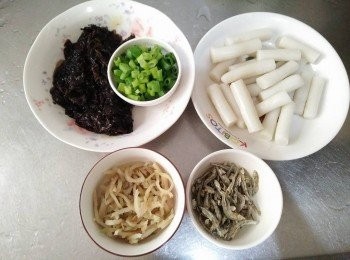 step1: 澎湖野生紫菜、澎湖野生丁香、澎湖年糕、榨菜<span class="group_1">食材</span>全部洗淨；青蔥切珠；打蛋攪拌，備用【澎湖野生水產的產品皆通過政府檢驗及SGS認證，讓大家吃得更安心， 更是五星級飯店主廚指定<span class="group_1">食材</span>，讓大家有實惠價格輕鬆吃到頂級<span class="group_1">食材</span>。 】；