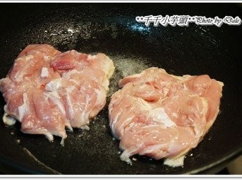 step5: 冷油可先放入雞肉，擔心會油爆，可將雞肉用廚房紙巾先擦乾再下（記得，要雞皮面先下）也可將雞肉抺上太白粉後乾煎,將雞肉煎至金黄色，用筷子輕戳可輕易穿透後即可起鍋