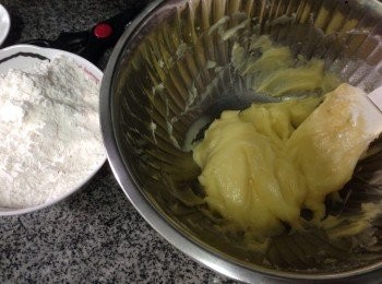 step1: 將牛油佇於高身器皿攤在室溫放軟後加入糖霜打勻後，加入已過洒的麵粉，（雲尼拿香油/奶粉可不加），蛋漿用手搓勻成一個不黏手的麵團