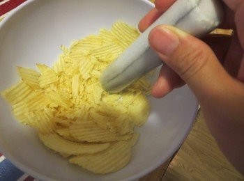 step2: 壓碎薯片，粟米片。