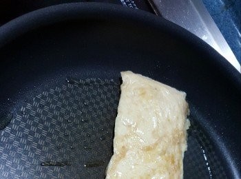 step1: 先將急凍素鴨解凍後用油將兩邊煎香至金黃