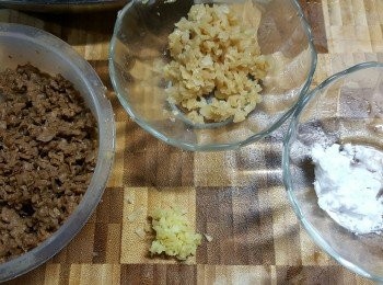 step2: 將14g菜脯略為切碎,加入於50g素牛肉中,加入2湯匙生粉拌勻(因為菜脯已經有咸味,所以無需加入調味)