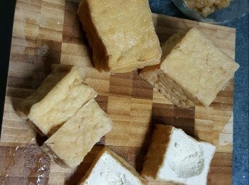 step1: 將炸豆腐一件切開二件,於每一件豆腐中間用匙羹挖開一個洞備用