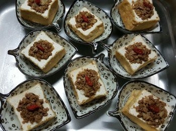 step3: 將拌好菜脯的素牛肉釀入炸豆腐內,用大火蒸約12分鐘