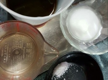 step4: 再預備好<span class="group_2">醬汁料:</span>自製照燒汁65g,食用凍開水80g,鹽1/4茶匙.
<span class="group_3">打芡料:</span>生粉1茶匙,食用凍開水2湯匙拌勻