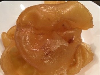 step3: 隔水蒸，目的是透過蒸的過程令花膠濕潤並開始軟化（目測可參考上圖）。隔水蒸一般15-25分鐘，視乎花膠大小。我今次試了12頭花膠，蒸3個只用15分鐘。