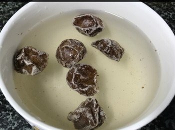 step1: 話梅加水泡浸一會