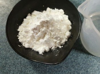 step6: 將25g粟粉加40g水伴勻待用