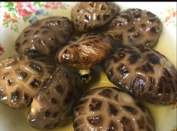 step2: 菇洗淨、浸軟、去蒂... 冬菇水留用！