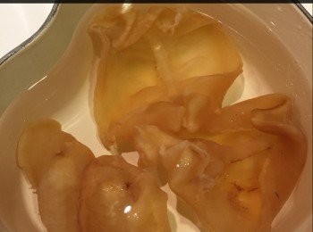 step4: [3] 凍水浸花膠一晚
蒸好的花膠待涼一會，放入一個乾淨的煲（必需洗乾淨無油）用凍水浸過花膠面，浸過夜(約10-12小時）