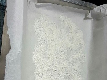 step5: 先用一個淺身盤,放上一張牛油紙,灑上少許椰絲待用(椰絲用白鑊慢火炒一炒會更香,但不可以炒太耐,否則椰絲會黃)