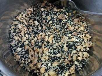 step4: 將已炒香的黑白芝麻,花生,合桃拌勻待用