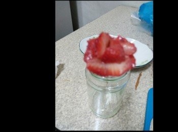 step3: 把切好玫瑰花往下壓開。