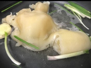 step1: 水加薑蔥滾起... 放在入花膠氽水15分鐘！