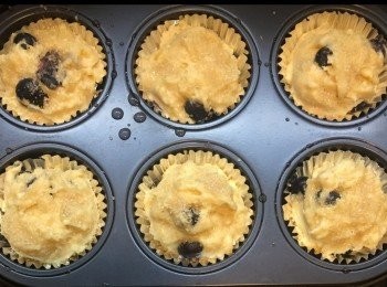 step4: 我用錫紙墊底，放入粉團。
每份粉團上灑上少少黃糖。