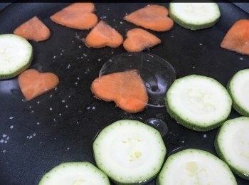 step6: 紅蘿蔔、翠玉瓜放入油鹽水中灼熟！