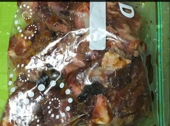 step3: 排骨加醃料醃30分鐘！