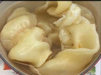 step5: 浸過夜後，花膠會充份發透，顏色變白是真常的。