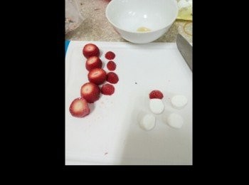 step1: 取草莓5粒，每個草莓下面拔掉葉蒂頭，切掉蒂頭上面部位 (_)， 取2/3(體),1/3(頭)切開°綿花糖剪對半，弄成直立正方型[ _]°