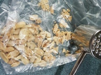 step3: 灘凍後的花生及50g即食合桃肉,分別用木棍或肉鎚拷碎(不用太碎,否則沒有咬口)