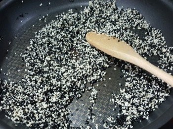 step2: 黑白芝麻各80g,先洗淨涼乾水份,用白鑊炒香待用(炒到冇煙出,再炒2分鐘左右)