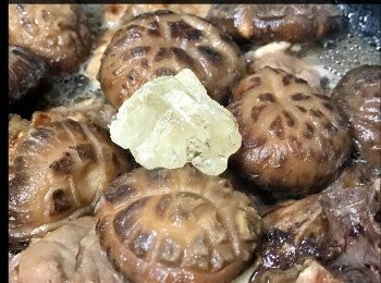 step5: 加入菇、冬菇水、冰糖中小火炆20分鐘！