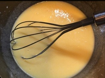 step1: 將牛油溶化，加入鮮奶同雞蛋打混。