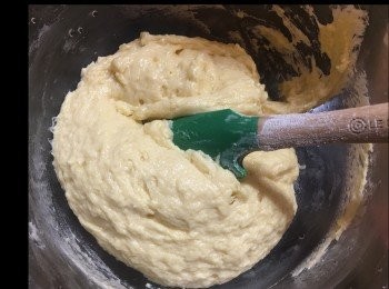 step2: 篩入高低粉同泡打粉搞混。
但唔好搞太多，否則會起筋！