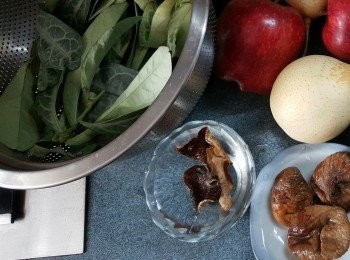 step1: 將蘋果，雪梨洗淨去皮切件，陳皮浸軟，無花果剪條，龍脷葉及鮮白合，南北杏洗淨，加入約3公升水，煲2小時落鹽調味即可