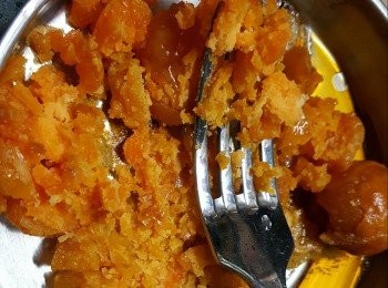 step6: 將已經焗香的咸蛋黃用义壓碎(咸蛋黃中如果有一粒硬身蛋黃是不易壓碎,可以不要)