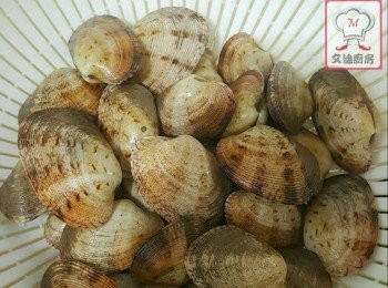 step1: 大蜆先浸大約三小時讓吐沙