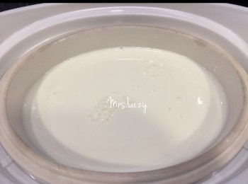 step4: 把花膠、蓮子、百合、冰糖、鮮奶，放入燉盅，燉半小時即可享用?✨