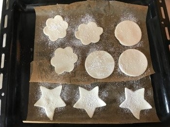 step2: 😋預熱焗爐200度5分鐘
😋酥皮解凍後用曲奇模具切好，灑上糖霜，焗爐200度焗5分鐘，如果已成焦糖面就不用再焗如果未上色可以按焗爐溫度再焗三至5分鐘