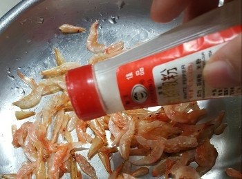 step2: 櫻花蝦洗淨後，用少許白胡椒粉拌勻