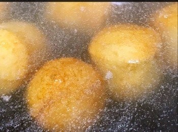 step2: 魚蛋汆水... 盛起！