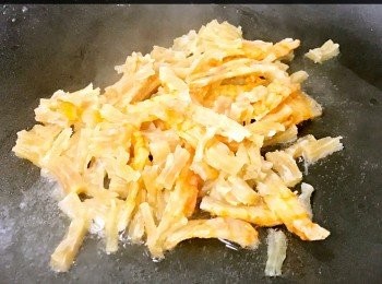 step3: 爆香瑤柱及蝦乾！