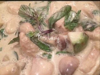 step4: 加入椰奶，再逐步加入水調較稠度，然後加入茄子、草菇、檸檬葉、金不換葉及椰糖，試味後，如不夠辣可加辣，又或太辣可再加多點椰糖調和，即成?✨