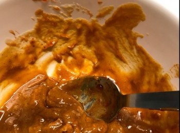 step3: 辣醬花生醬芝麻醬溝勻加水煲滾
，將半熟的麵加入已煲滾的醬汁煲至全熟
。撈起麵，將榨菜冬菇乾蔥青蔥和花生鋪面即可