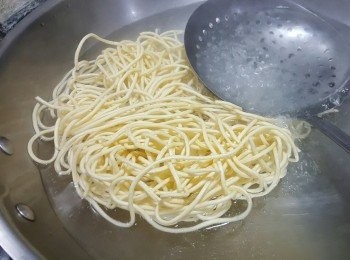 step1: 煮滾一鍋水，將伊麵一個一個地略為煮軟身及去肥油（見到軟身即可取出待用）（可用較剪將伊麵略為剪斷）