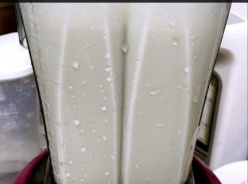 step3: 薯仔和低脂牛奶放入攪拌機攪成白汁