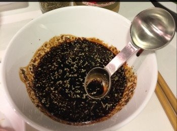 step2: 把香草、黑胡椒、老抽、味醂、黃糖、油混和在一起，均勻塗抹在雞的面和底部，醃10分鐘。